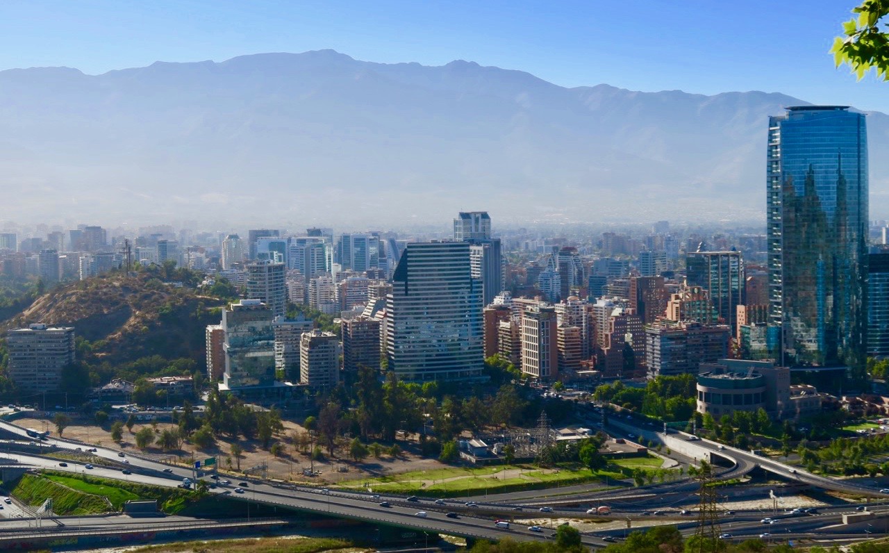 Utsikt över delar av den nya Santiago från Metropolitanparken. Observera smoggen över stan. 