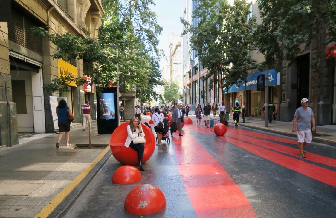 Färgglada gågator finns dte gott om i Santiago, Chiles huvudstad.