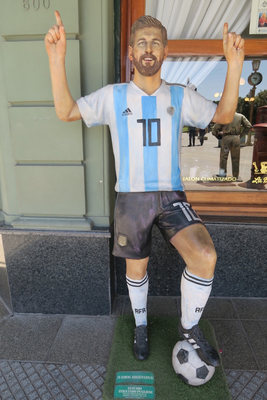 Oväntat att på skyltpromenaden i Buenos Aires träffa på fotbollstjärnam Messi. 