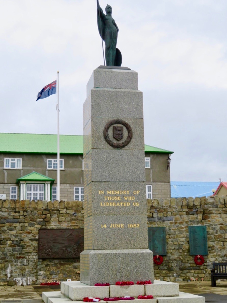 Frihetsmonumentet i Stanley. Till minne av de britter som miste livet i Falklandskriget 1982
