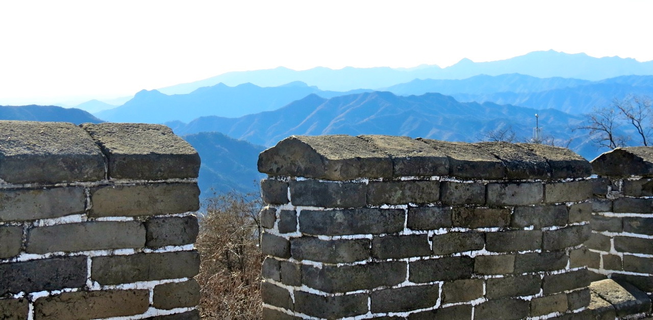 KInesiska muren är ett bra exempel på där bar kan betyda kal, karg, fri och öppen