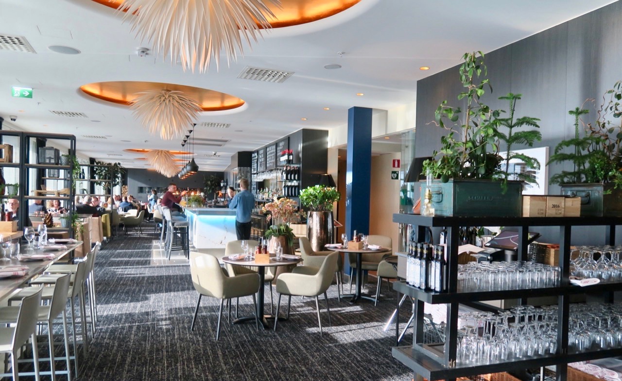 Restaurang Kitchen and Table på Clarion hotell Arlanda erbjuder både god utsikt och god mat. Trevlig miljö dessutom.