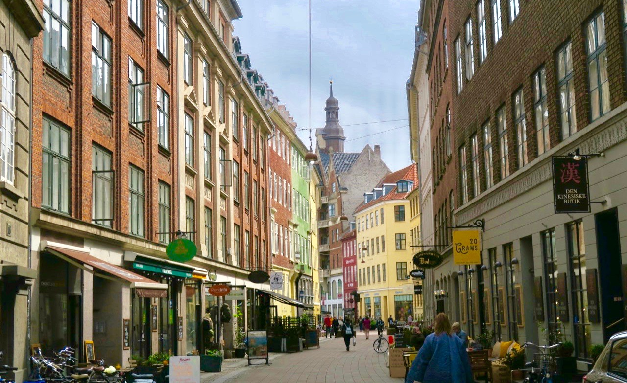 En skyltvandring blir det automatiskt på Köpenhams mysiga gågator. Barer, butiker och restauranger samsas. 