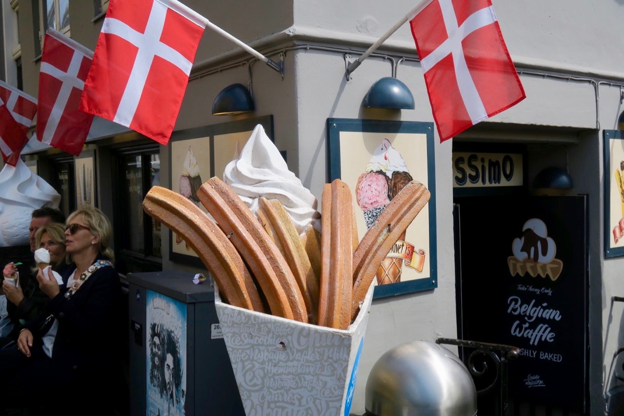 En dansk flagga, ofta flera flaggo,r ser man på många platser i Köpenhamn- 