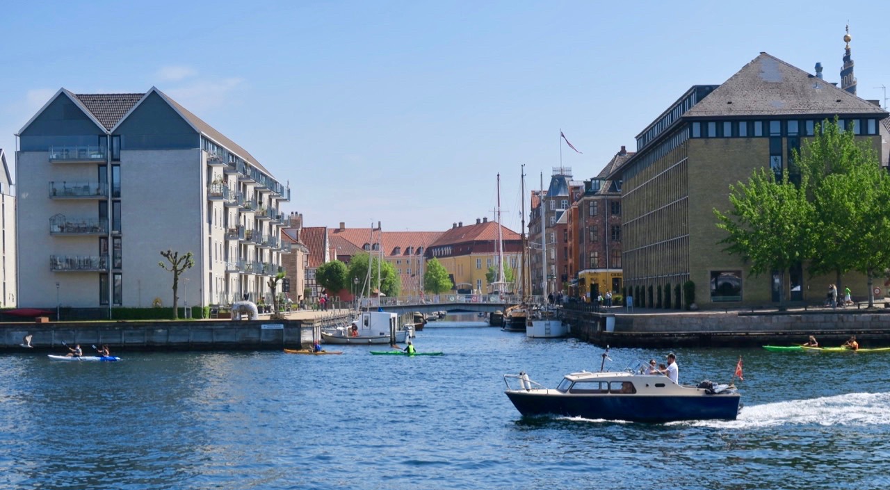 Vatten och båtar är det gott om i Köpenhamn och precis som hemma är det vanligt med en flagga på båten. 