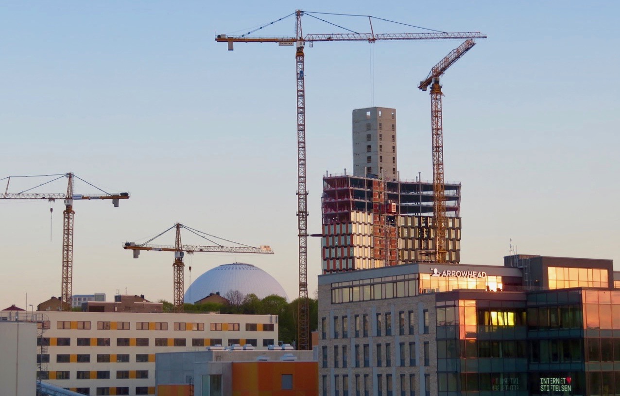 Skyskrapan Stockholm 01 tar form. Och snabbt går byggandet. Globen i bakgrunden.