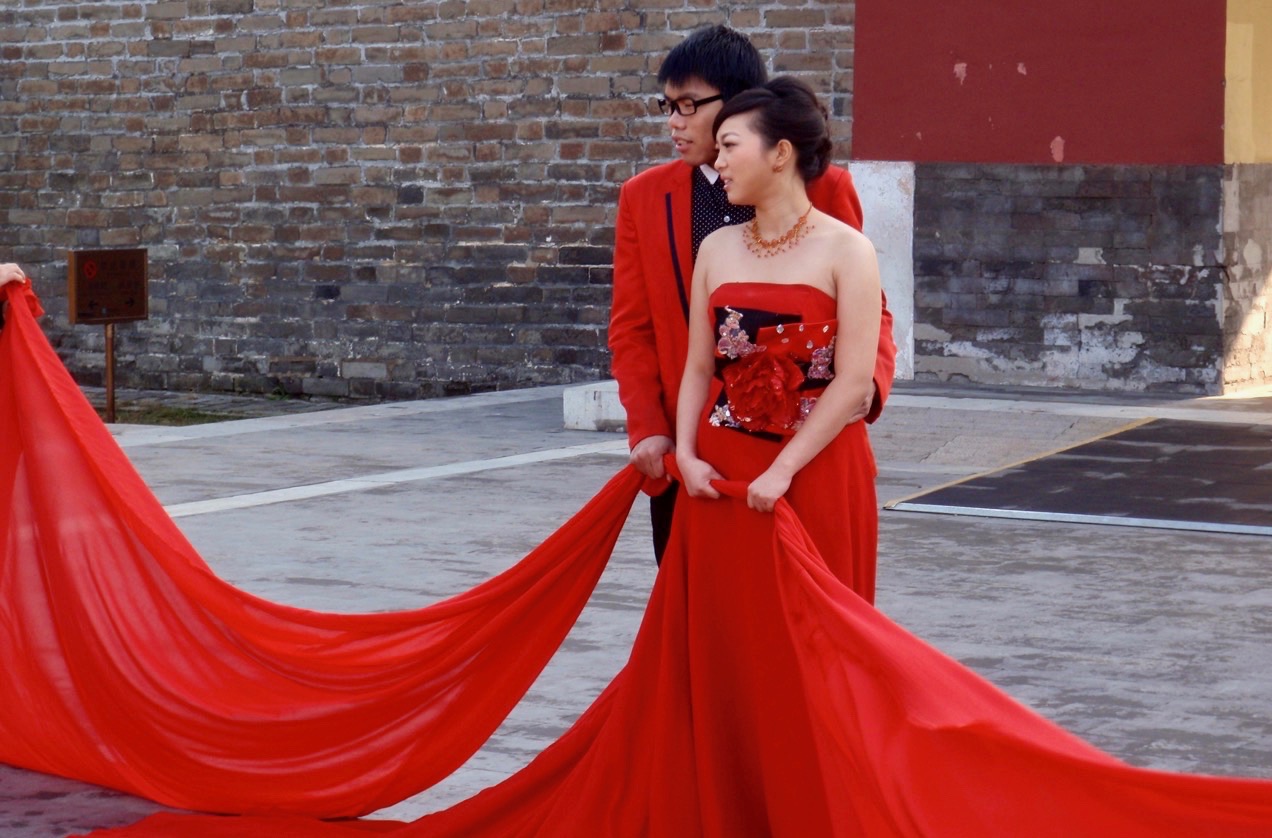 I vissa delar av KIna är det tradition att brudpar bär röd klädsel.