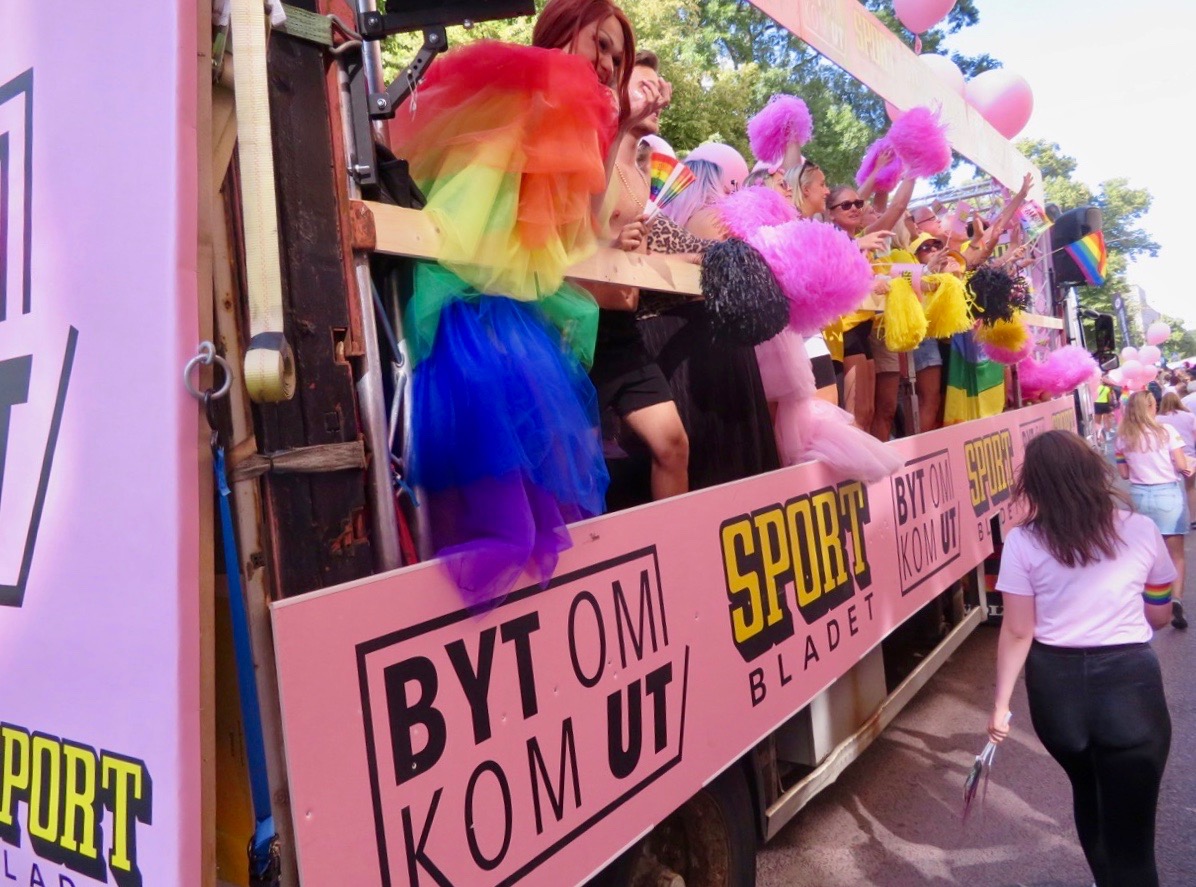 Aftonbladets sortrbilaga är sjäkvskriven som ekipage i prideparaden i Stockholm-