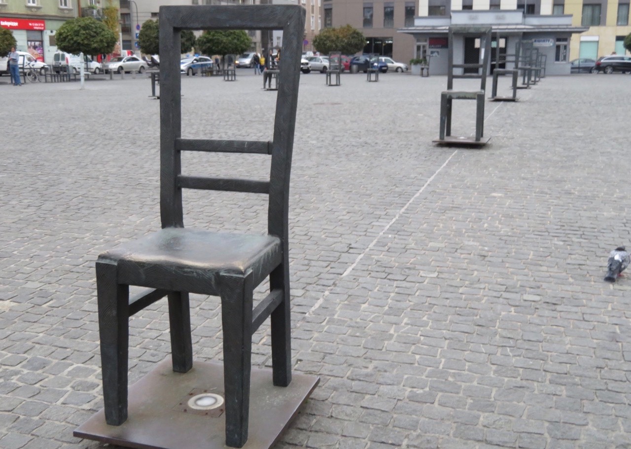 "Getthots hjältars torg" i Krakow. Stolarna är symboler för de som härifrån deporterades till koncentrationsläger och mördades. 