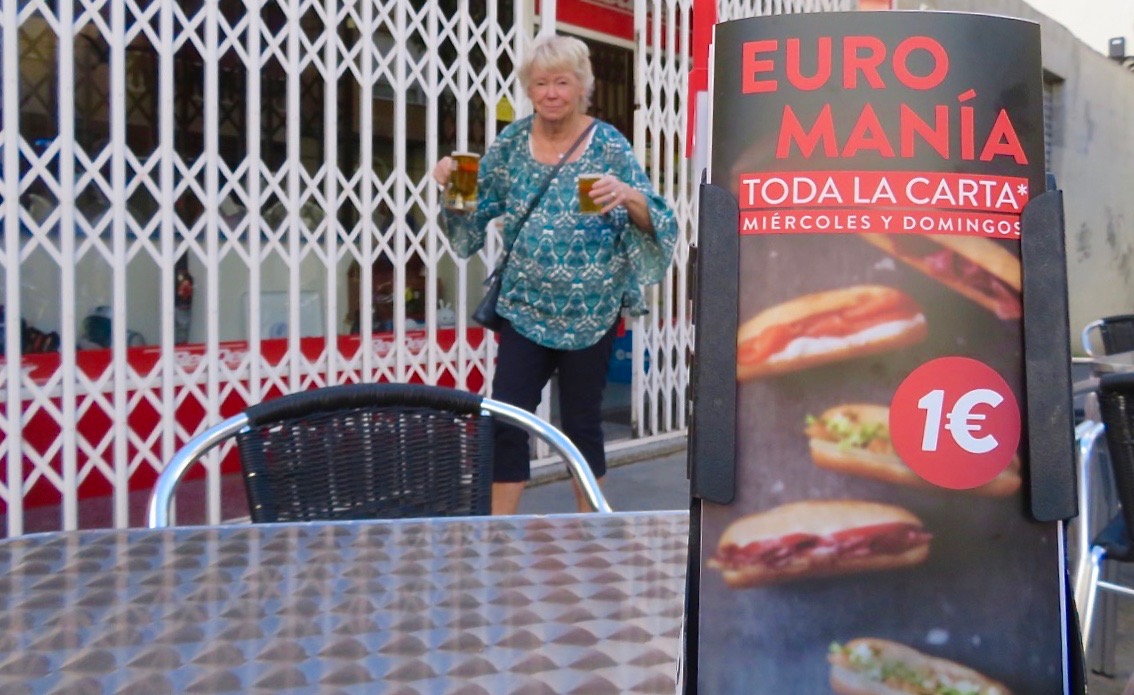 Restaurang 100 Montaditos i Torrevieja har tydliga skyltar som berätar att alla mackor på onsdagar och söndagar kostar 1 euro styck.