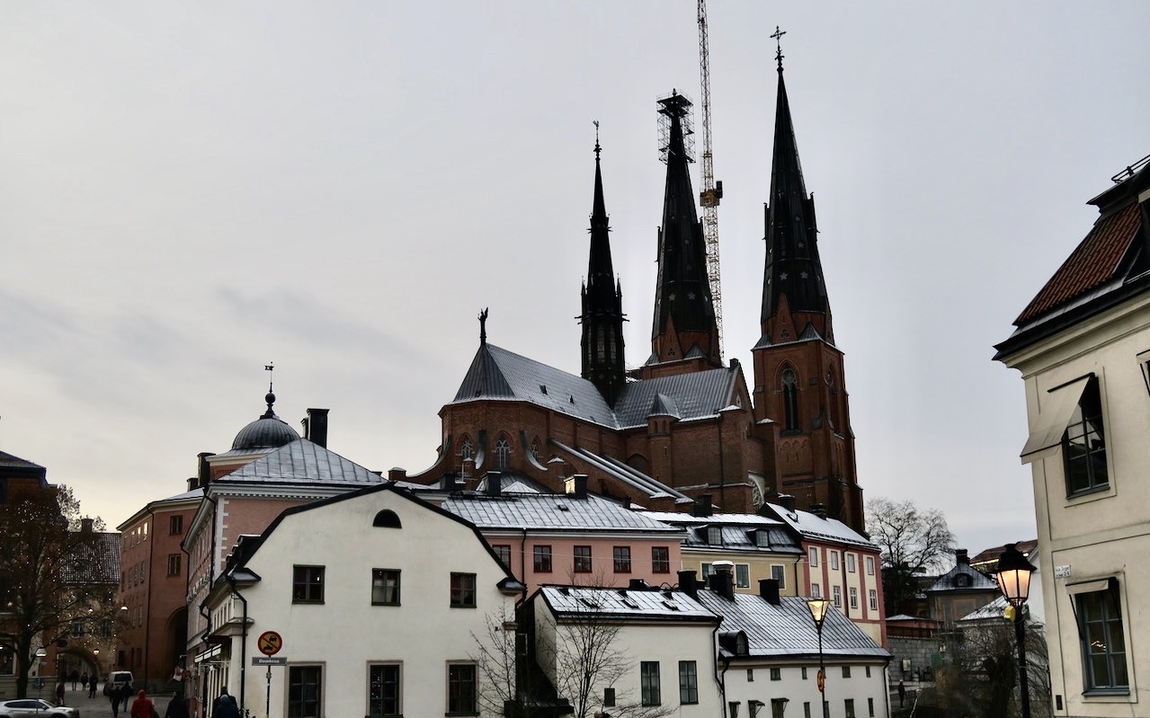 Tar man en tur till Uppsala ser man domkyrkan långt innan man når stan. 