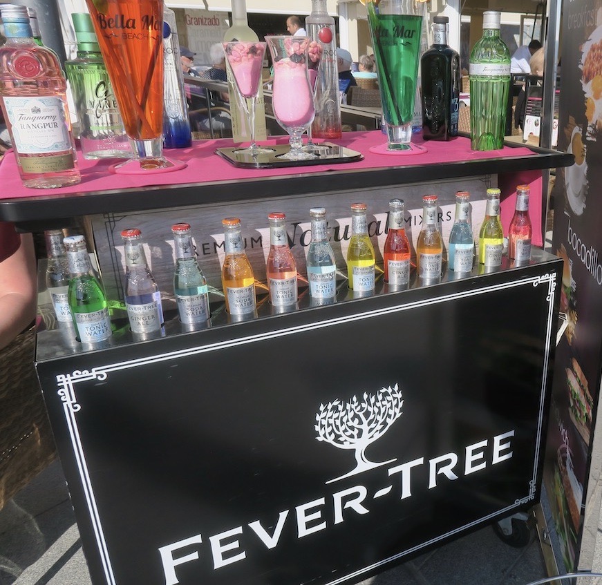 Fever- Tree. Ett mer brittsikt än spanskt bidrag. Men dryckerna säljs på en spansk bar i Torrevieja. 
