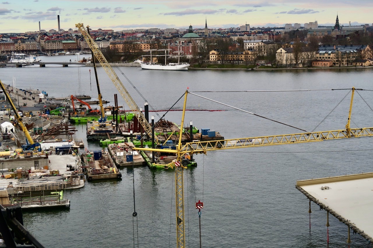 Vad har hänt här? Mängder av pontoner och kranar är beredda för att nästa fredag eller dra bron mellan Gamla stan och Södermalm på plats. plats. 