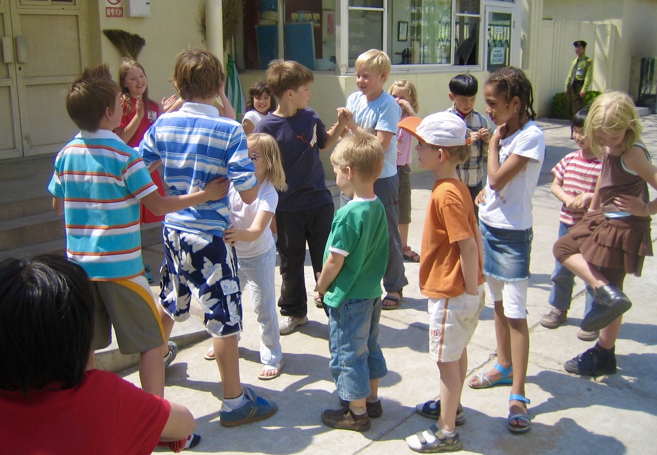 Svenska skolan i Peking hösten 2007. Elever i olika åldrar, fylllda av hopp, leker "Bro, bro, breja". leker