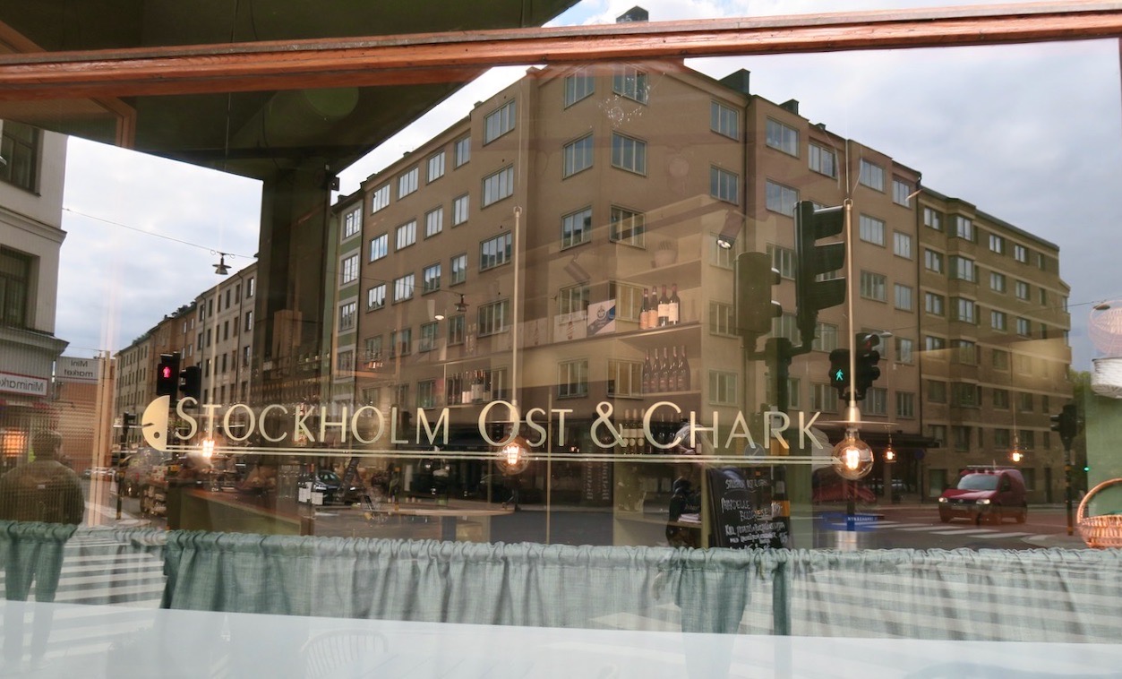 Stockholm Ost & Chark på Södermalm. Nyfiken öppnar jag dörren och kliver in. 