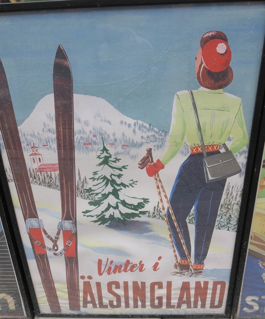 Vinter och skidåkning i Hälsingland. Och i den gamla affischen kanske viss rörelse kan uppstå vid eventuell skidåkning