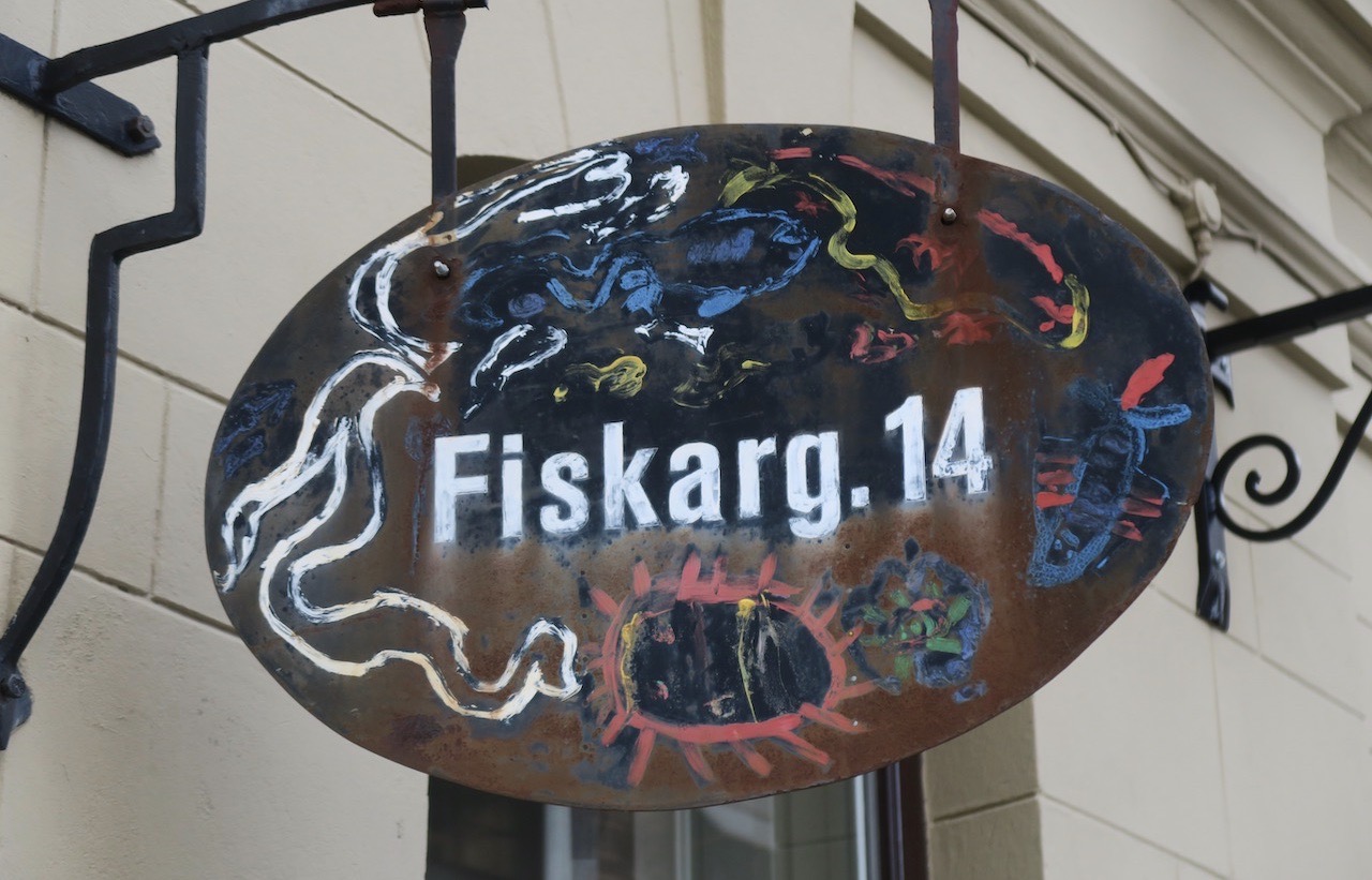 Fiskargatan på Södermalm. En skylt man npterar vare sig det äe en sskyltande söndag eller ej. 