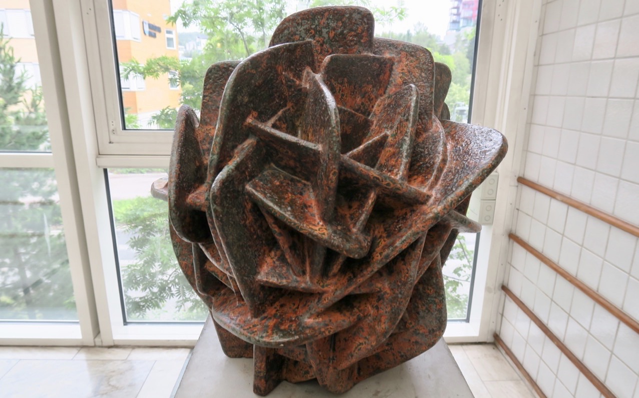 Oregelbunden form och mönster har även denna skulptur gjord av Hans Hedberg. Finns på Hedbergsmuseet i Örnsköldsvik.
