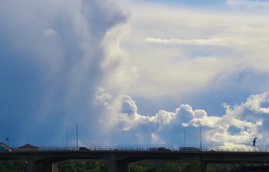 Södermalm. Himlen västerut över Skanstullsbron visar sig i olika gråblå nyanser i kreativa formationer. 