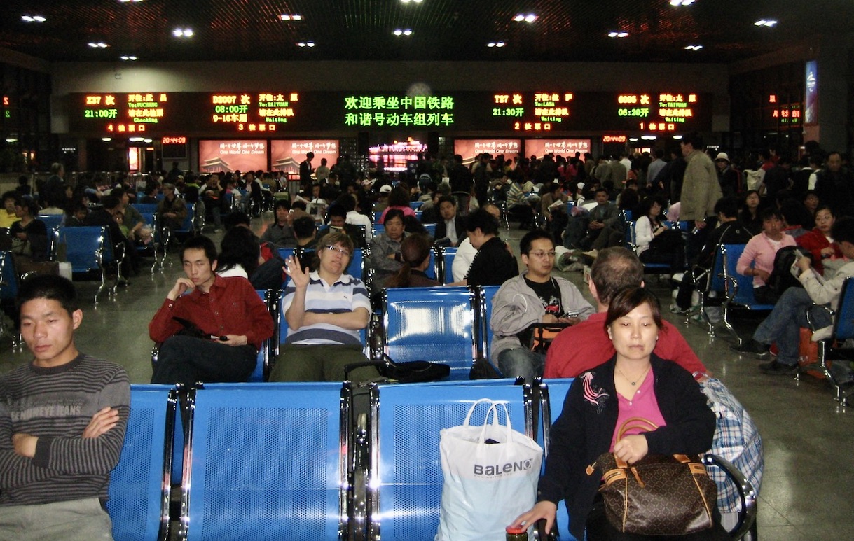 Pekings Västra järnvägsstation är gigantisk. Och mängden människor på resande fot är också många. 