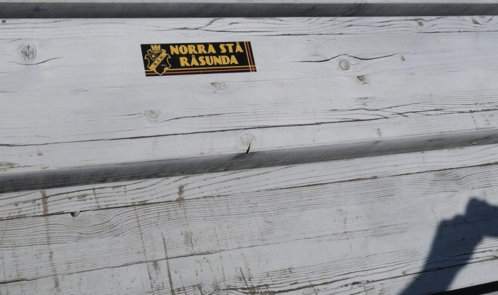 Lidingö. Dalénumkajen. I farten såg jag den här skylten på en bänk. Plankorna kommer från norra ståplatsläktaren på Råsundastadion i Solna,