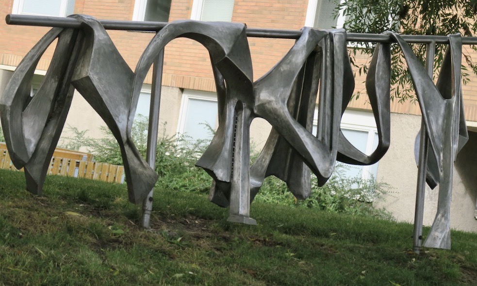 Stockholm. En hel del konst i form av skulpturer finns utplacerade här på Reimersholme- Här "Fiskenät på tork" av Nils Dahlgren