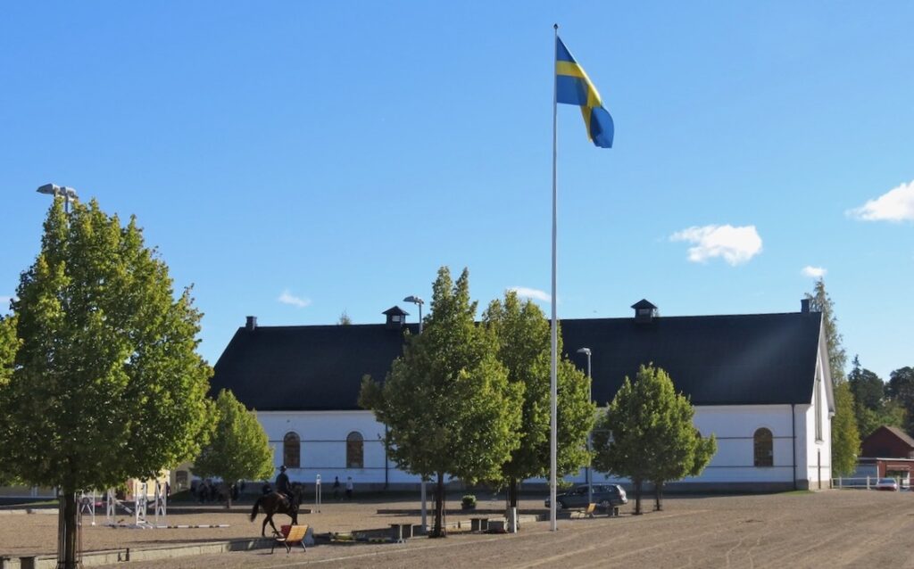 Strömsholms ridskola i Västmanland. Alldeles utanför ridhuset finns en volt där man kan träna dressyr. 