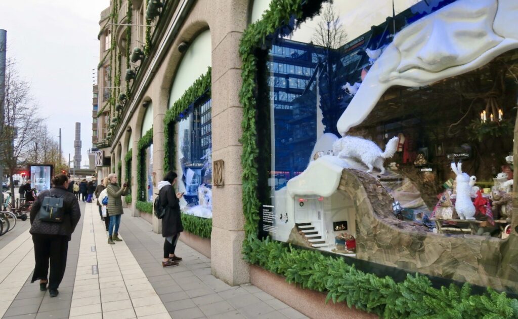 Stockholm och varuhusets NK:s julskyltning. I år med temat "En hållbar vintersaga"
