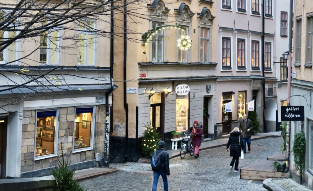 Stockholm. Gamla stan. Och både gator och butiker är i gång med sin julskyltning. 
