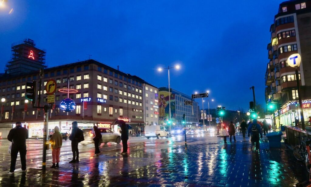 Stockholm. Södermalm. Skanstull. Stannar till och fasineras av allt vackert ljus i regnet. Ohc hur fint speglingarna framträder. 