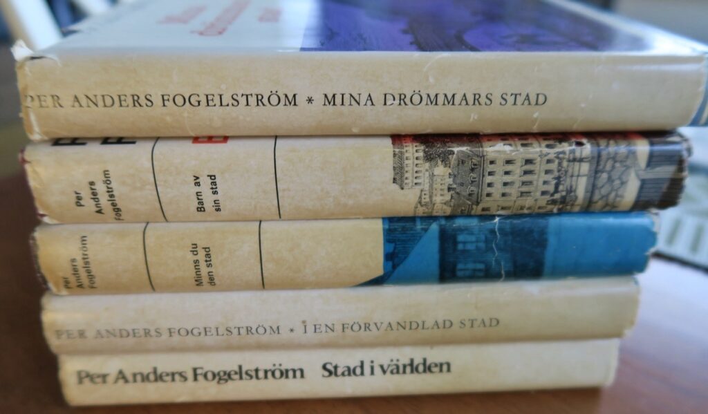 Band av böcker. Här hela Fogelströms "Stadsserie" om Stockholm. 