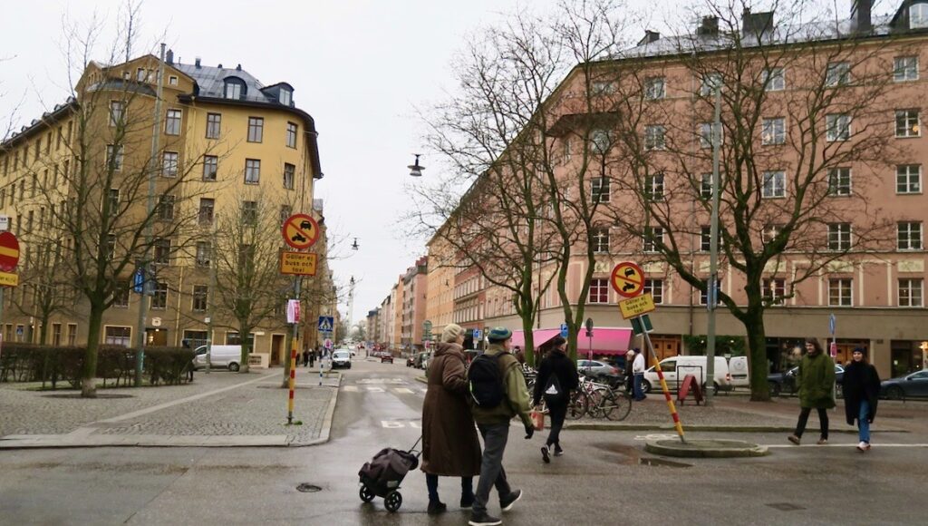 Stockholm. Söder och lite småstadskänsla. KOrsningen Södermannagatan och Katarina Bangata