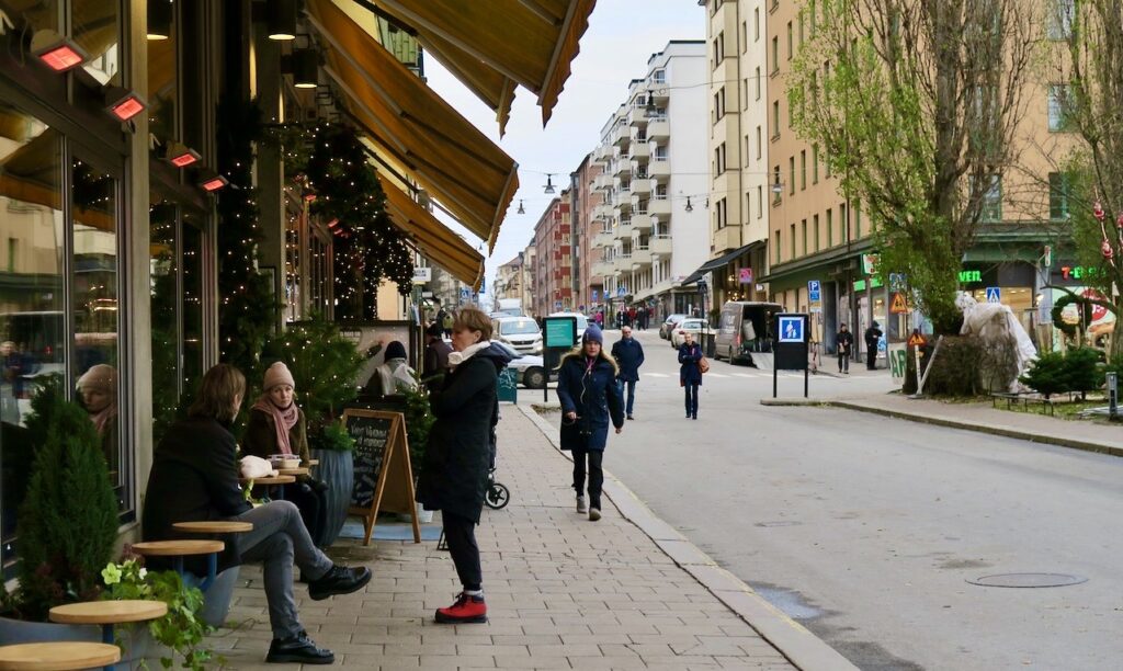 Stockholm. Restaurang Urban Deli, vid nytorget på Söder, är det några som valt att sitta utomhus. 