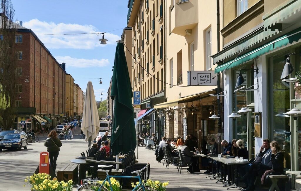 Stockholm. Södermalm. Sköna maj är det på Skånegatan som den 10 maj också blir till en sommargata. 