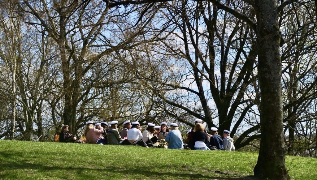 Stockholm. Södermalm. Vitabergsparken. Blivande studenter har haft mösspåtagning och välkomnar varmt sköna maj