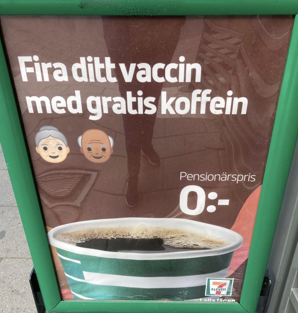 Stockholm . Södermalm. Seven- Eleven. Säkert blir några pensionärer på gott humör av att få gratis kaffe om de är vaccinerade. 