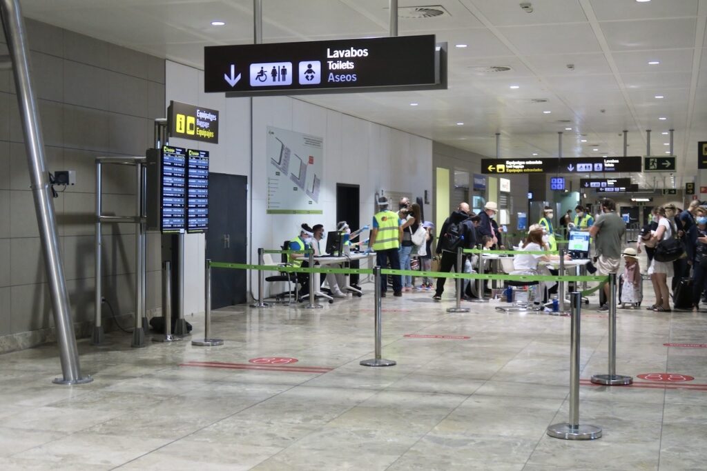 Spanien. Alicante flygplats- Dokument och feberkontroll- Sedan taxi till Torrevieja