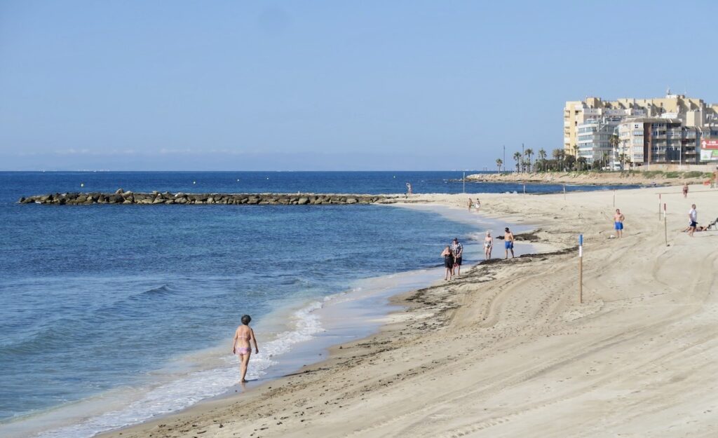 Playa de los Locos. Morgon i Torrevieja och flera tar som promenad på stranden. 