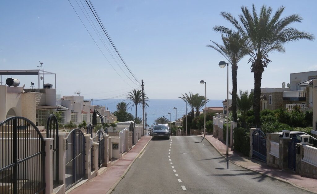Torrevieja och en del av ytterkanten i grannbyn La Mata. Villor kantar vägen ner mot Medelhavet. 
