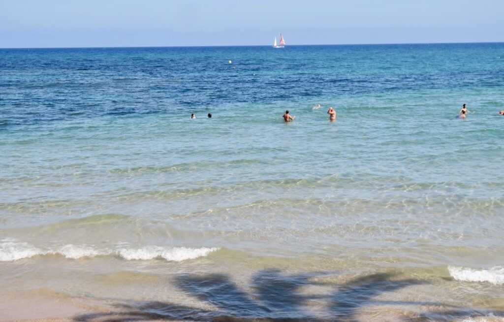 Spanien. Torrevieja dag 24. Playa del Cura. Ett turkost Medelhav. Konstaterar att jag ännu inte badat. Får snarats ändra på det.