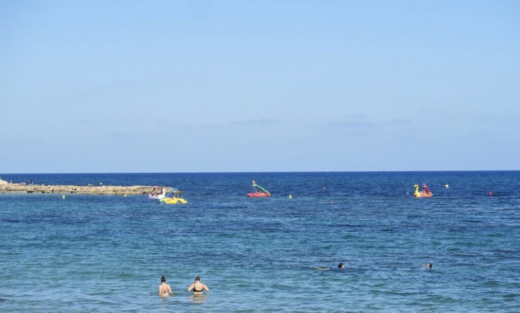 Torrevieja. Medelhavet. Playa del Cura. Sen eftermiddag är en bra tid för ett bad eftersom solen då inte är så stark 