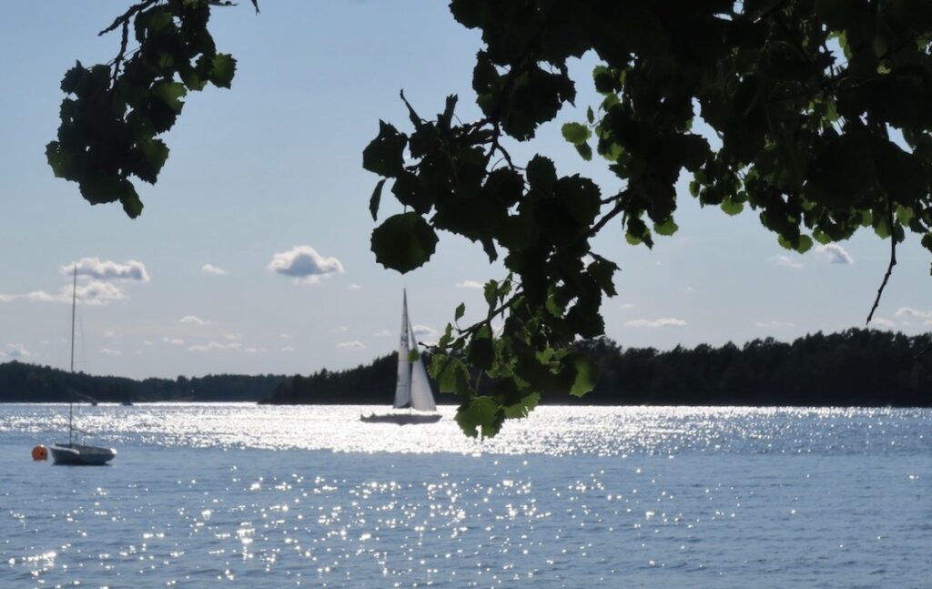 Djurönäset. Kanholmsfjärden. Båtar och glittrande vatten ger i alla fall mig skärgårdskänsla. 