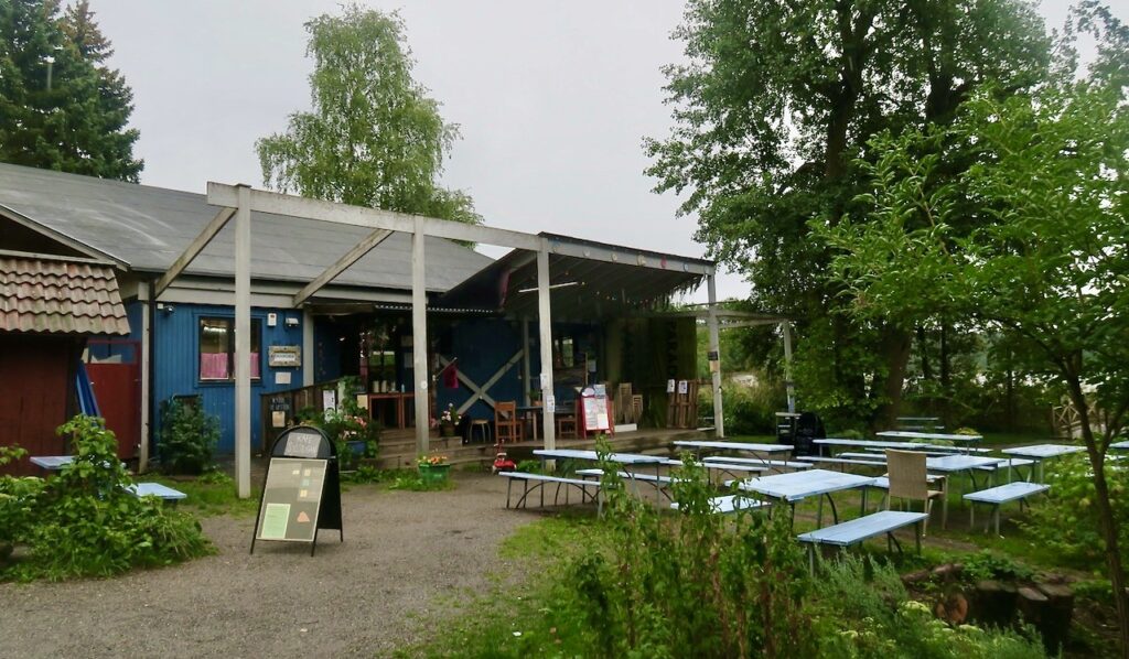 I Bergshamra by, alldeles vid brunnsviken ligger Kafé Sjöstugan