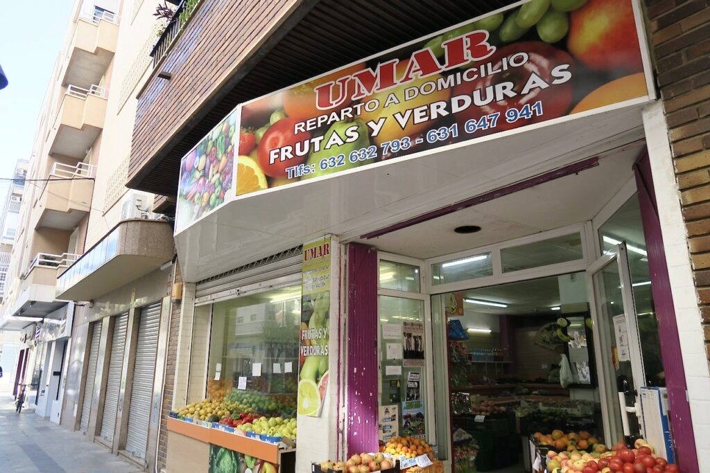 Spanien. Torrevieja. En av veckans iakttagelser är att antalet små frukt och grönsaksbutiker ökat. Närproducerade varor till bra priser.