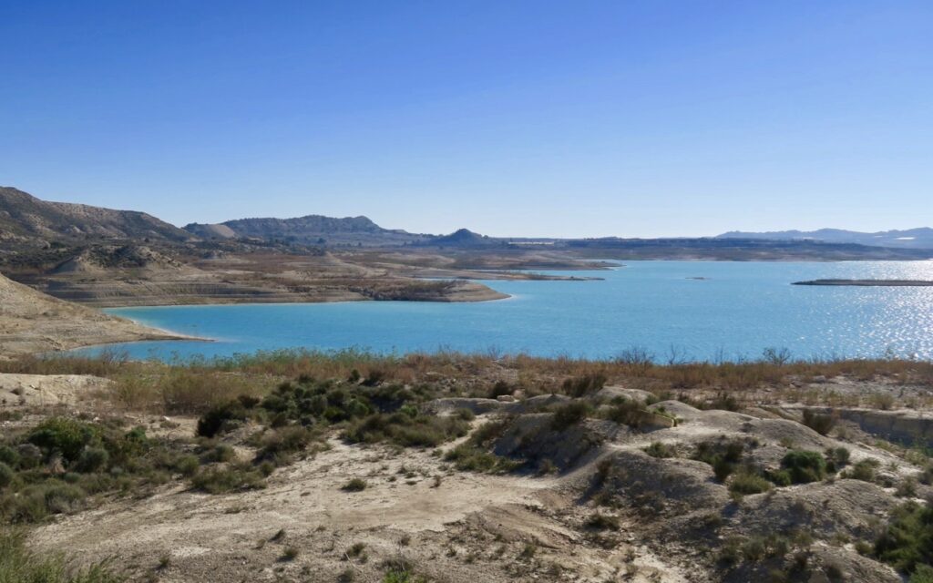 Spanien. Vattenreservoaren Embalse de la Pedrera som skulle bevattna det torra landskapet och ge vatten tillmånga boende i distriktet