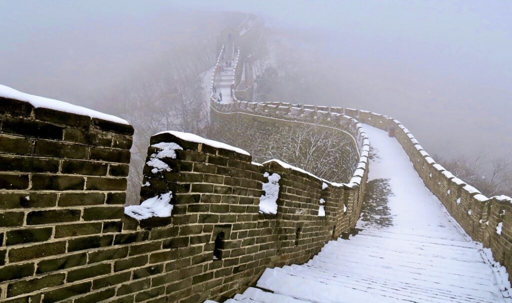 Kina. KInesiska muren i snö. Mer tur än skicklighet att jag kunde undvika att ramla.