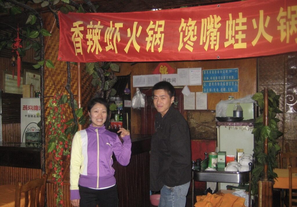 Kinesiska landsbygden. En lokal restaurang. Här kunde vi passa på att äta av denlokala maten. 
