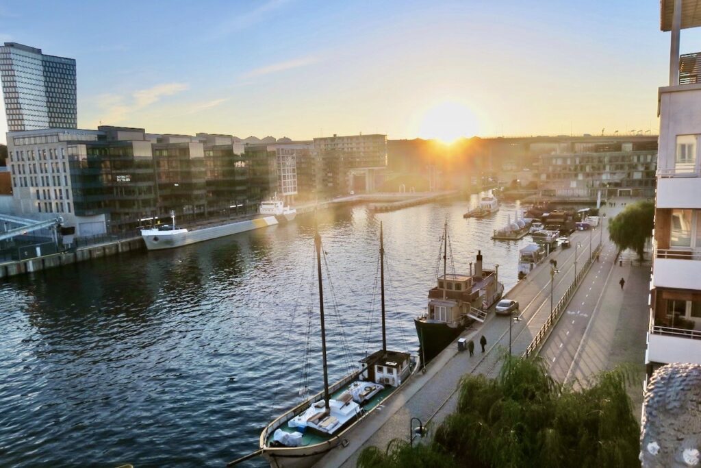 Stockholm. Södermalm. Norra Hammarbyhamnen. Hammarbykanalen. Här är det lätt att trivas. 