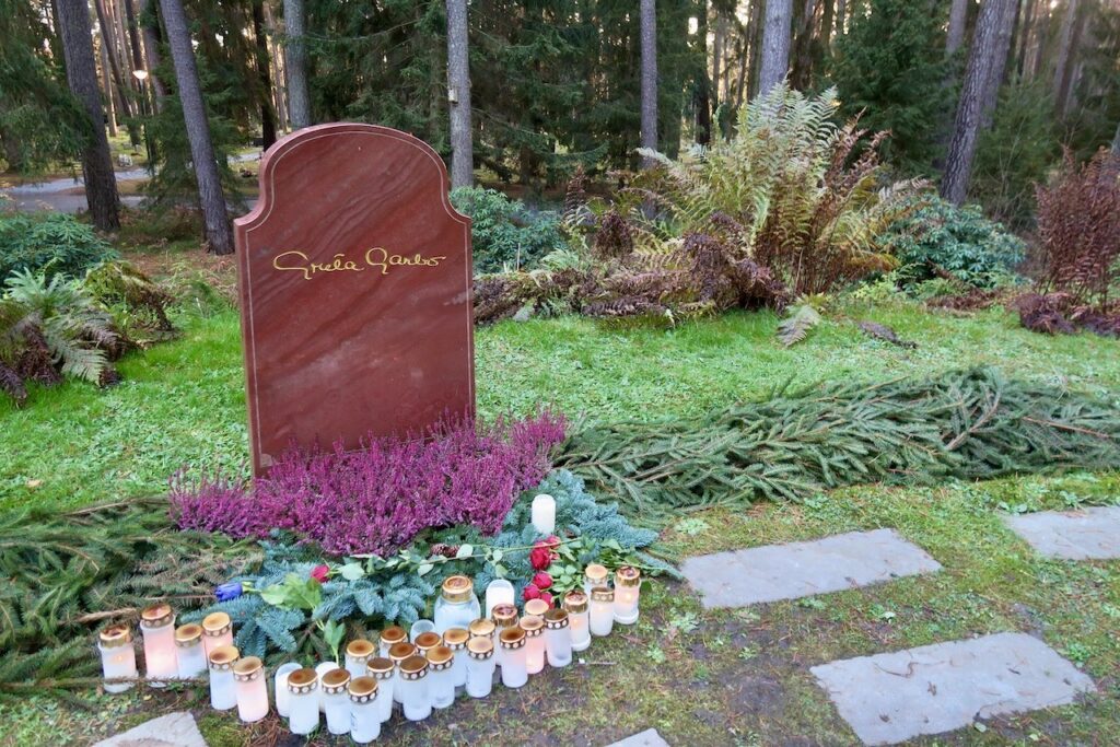 Stockholm. Skogskyrkogården. Vid veckans besök hittade vi till slut Greta garbos grav. 