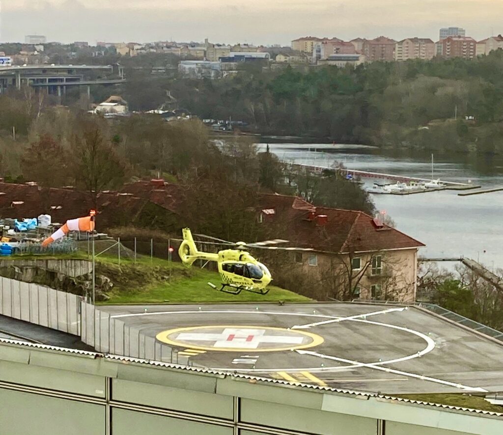 Stockholm. Södermalm. Södersjukhuset. Ännu en rapport. Klockan är 10 och en ambulanshelikopter är på väg att landa. 